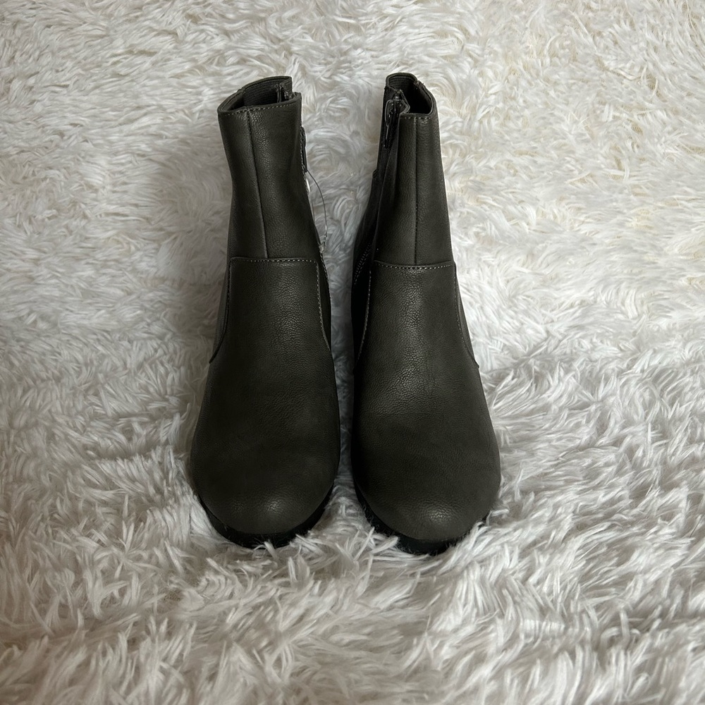Life stride boots women 9.5 M flex noise ankle wedwe side zip grey soft system.